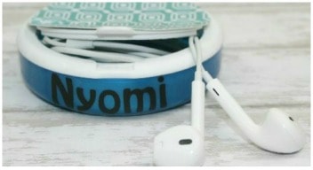 Looking for some great craft ideas for kids birthday parties? Here are 10 awesome birthday party crafts for tweens! Perfect for both the birthday party activity as well as the birthday party favor! craft idea for kids: ear bud holder