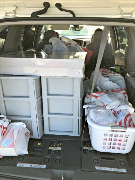Moving your teen into a college dorm room for the first time can be a daunting task! What will they need? How will they share this space with a roommate? How can you help them to get organized and stay that way? This post includes a free printable dorm room checklist, great tips on how to plan for your move-in day, advice for those moving teens into a dorm far away, and 20+ fantastic organized dorm room ideas!